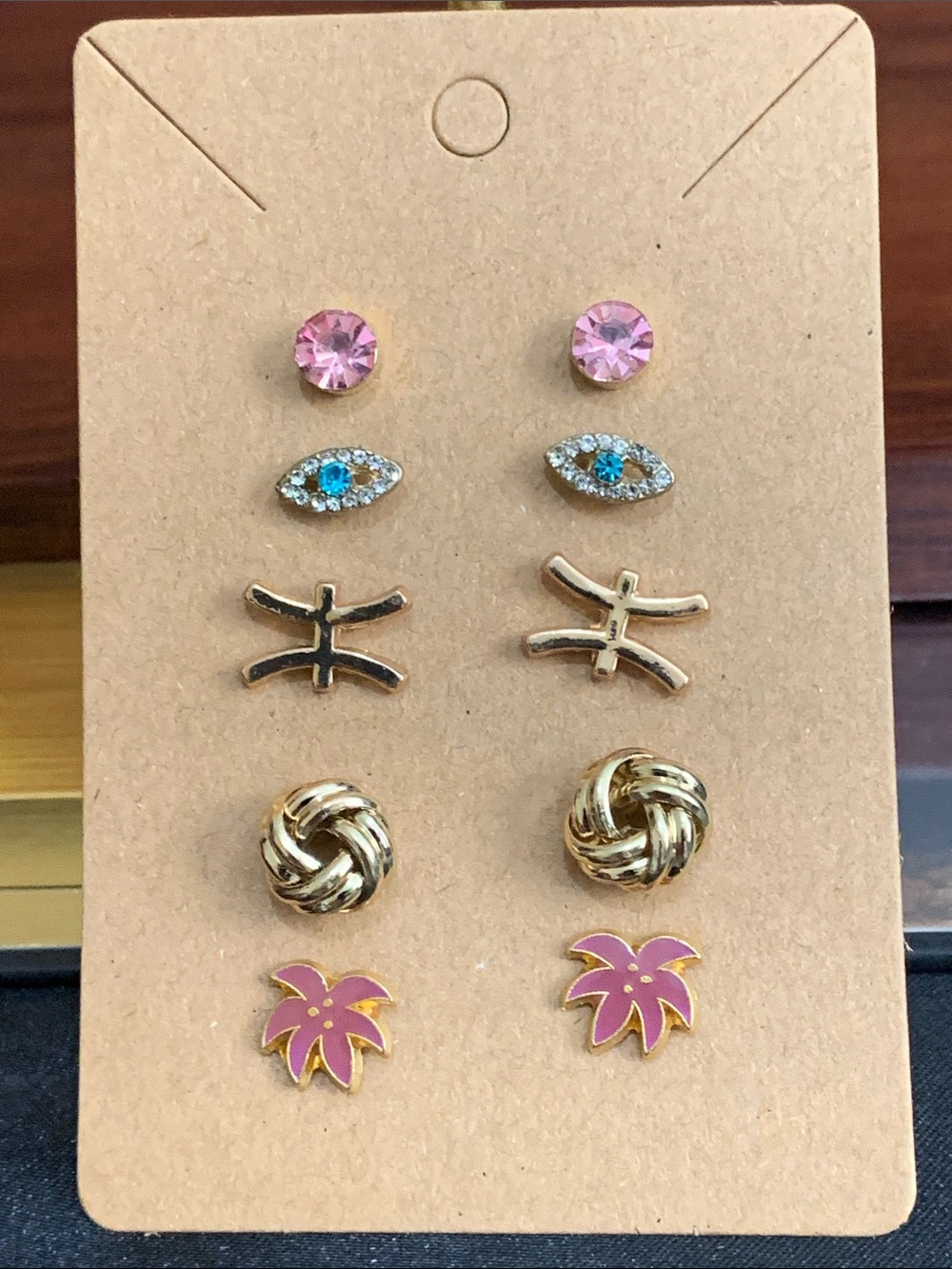 5 pairs of stud earrings